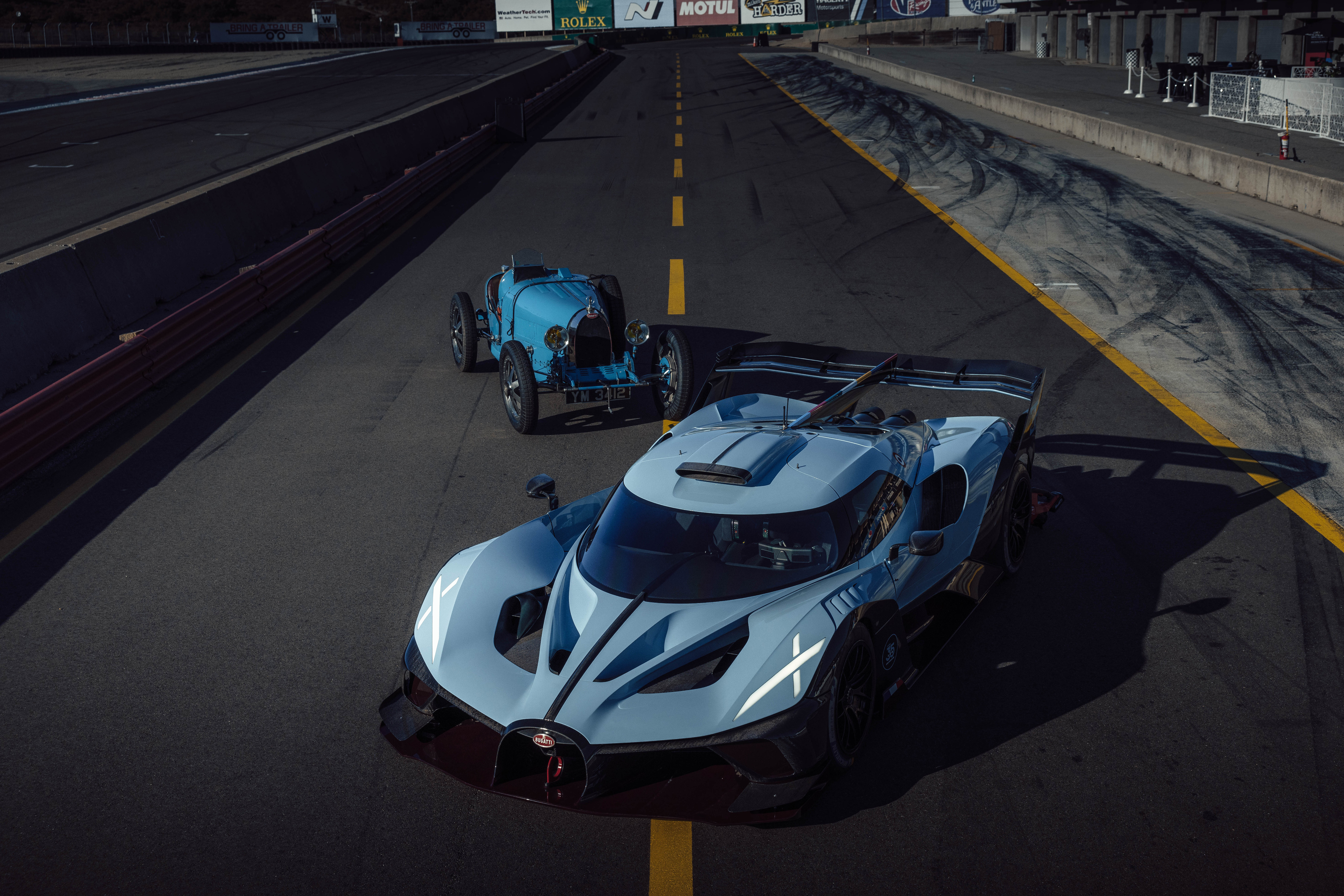 La Bugatti Type 35T Grand Prix et la Bolide 100ème anniversaire ont partagé l'asphalte du mythique circuit Laguna Seca, lors de la Monterey Car Week 2024.  